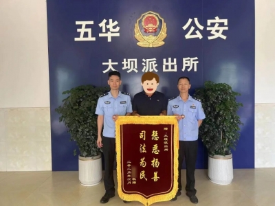 她是“岳母”，也是“女友”，自导自演唱双簧！小编都看不下去了