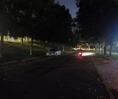 道路有灯却不亮，市民夜间“摸黑”出行心慌慌