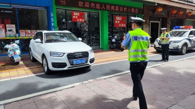 梅县区多个路段车辆乱停放遭市民投诉，交警加强巡查和整治力度
