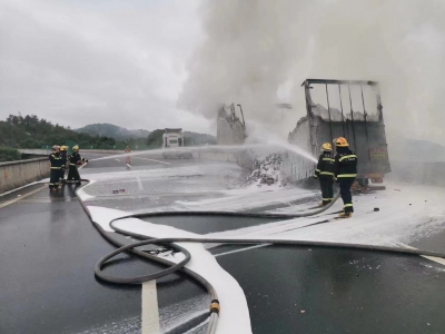 快递货车高速起火，消防紧急救援