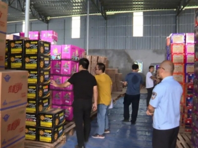 非法储存经营大量烟花爆竹，丰顺一工业厂房被依法查处