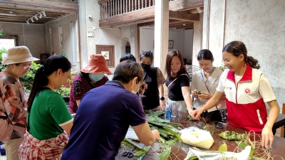 包粽子、手绘国风团扇…梅江区榕树塘社区文艺迎端午！