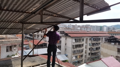 台风来临，社区争分夺秒加固铁皮瓦确保安全