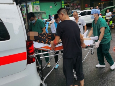 梅城街头突发，瞬间多人集结！这一幕真暖