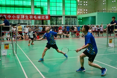 400多名师生“同台”展示运动风采！2023年梅州市中小学师生羽毛球比赛挥拍开打