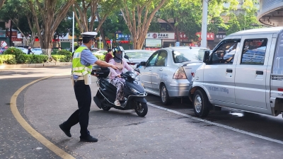 交警部门持续开展城区道路交通秩序整治劝导行动