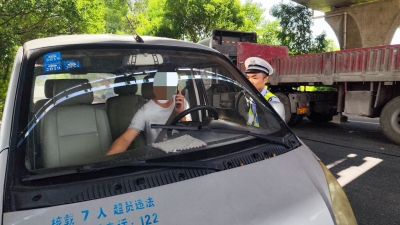  面包车拆后座变身货车，危险！