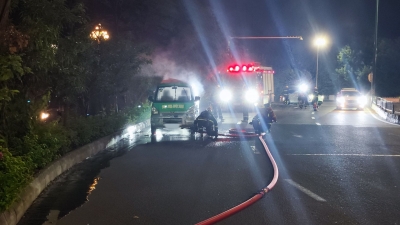 惊险！行驶中的面包车突然自燃，消防紧急救援