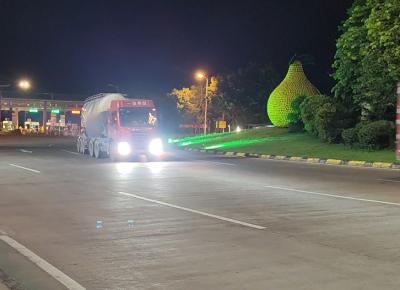 滥用远光灯，安全隐患大