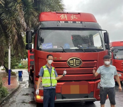 货车在高速出口发出“轰隆声”，收费员秒变“修车师”...