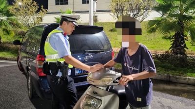 未成年人无证驾车风驰电掣，被民警拦停教育并依法查扣其摩托