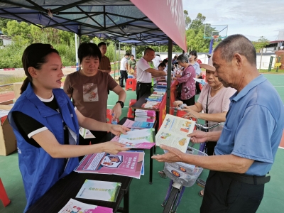 梅县区梅南镇开展义诊暨法治与安全宣传活动