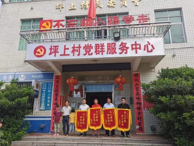 两小孩被冲上杂草堆随急流漂浮，三名村干部联手救人获点赞