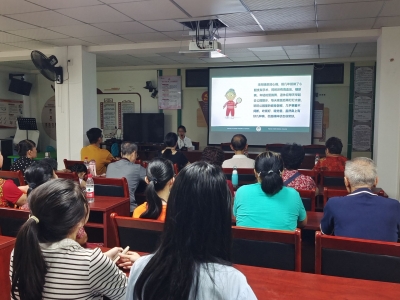 梅江区西郊街道联合在珍珠公园开展健康咨询活动