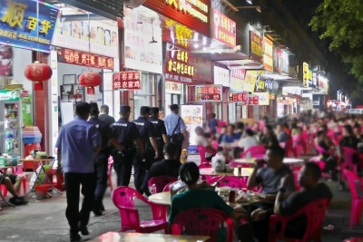 守好夏夜“烟火气”！梅县警方开展夏夜治安巡查宣防集中统一行动