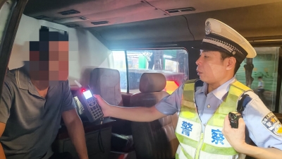 严查违法行为！我市交警部门开展夜查整治行动