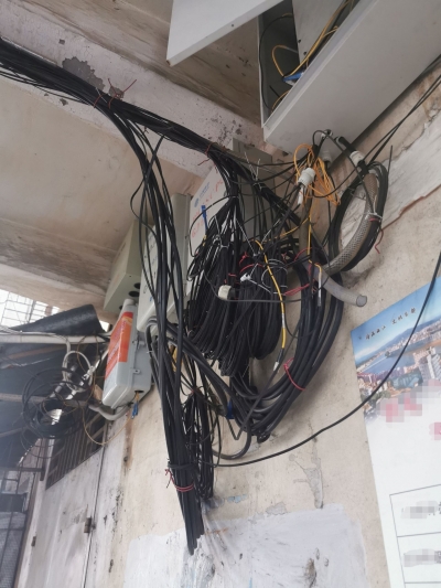 居民楼线缆下垂杂乱，相关单位表示将尽快完成整改