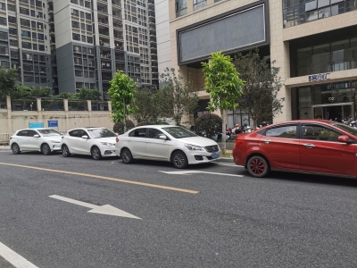 支路成“免费停车场”？梅江区侨乡路一带存在停车乱象