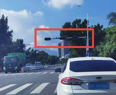 梅城一路口信号灯故障，只亮红灯、绿灯“罢工”，过往司机很迷茫