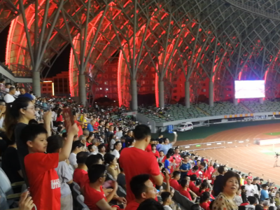百名高考学子观赛、万人齐唱《飞得更高》！昨晚，五华惠堂体育场热血沸腾
