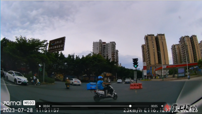 拿生命在送外卖？一外卖小哥闯红灯，却不知自己差点被撞！