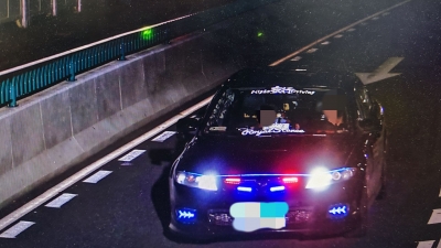 为寻刺激博眼球！一小车非法改装成红蓝爆闪灯“炸街”车