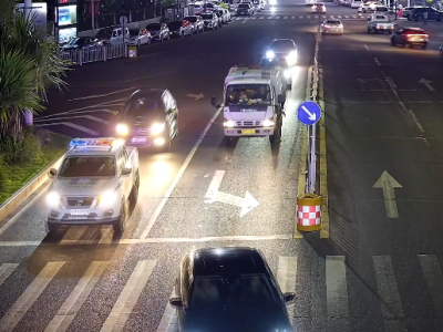 高速路上孕妇羊水破裂，警车一路“狂飙”为生命开道！