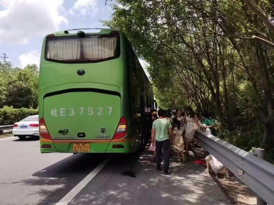 危险！大巴车突发故障，致54人被滞留高速
