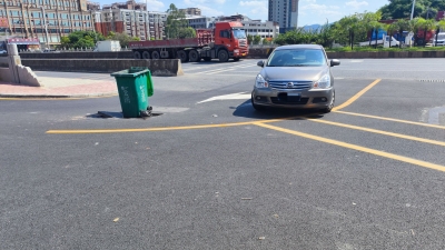 道路井盖破损令市民担心，权属部门已经重新制作