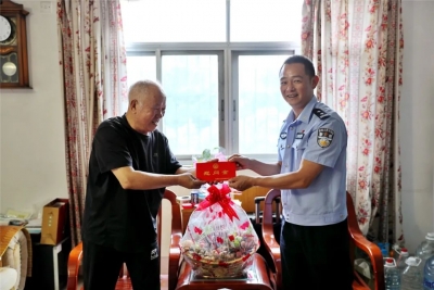 梅县区公安分局党委“七一”组织开展走访慰问活动