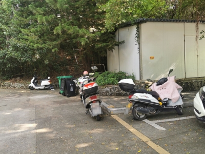 车辆乱停放、露天“KTV”、不雅乘凉…暑假游持续升温，不文明行为“闹心”