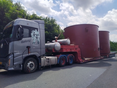 原地滞留，大货车“进退两难 ”！ 还好有他们来护驾...