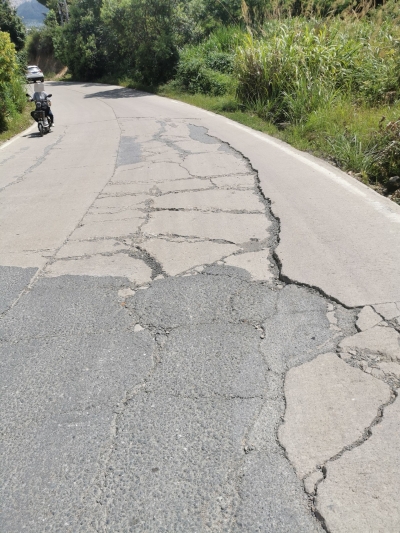 蕉岭广福这条路坑洼不平，村民游客通行受影响…相关部门回复→
