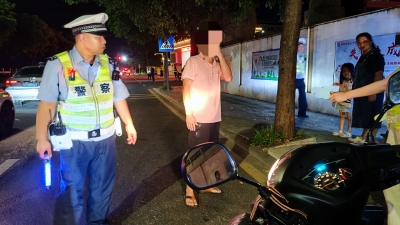 罚违规驾驶员现场“看灯”！我市交警部门对梅城车辆乱用远光灯开展整治行动