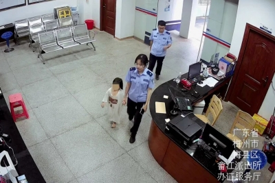 哎呦“额滴天”，太阳火辣辣，一个女童光脚站路边...这什么情况？