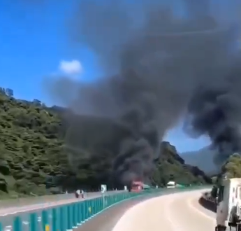 突发！汕梅高速浓烟滚滚，两车先后起火，原因是…