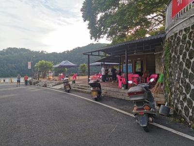 自带音响高歌、躺长廊上睡觉…暑期不文明出行现象仍存在