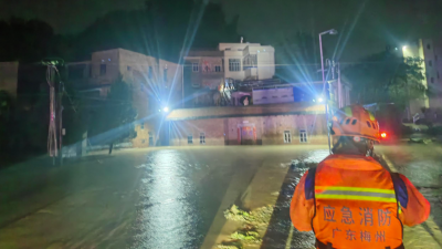五华部分乡镇遭遇暴雨水浸，5名群众被困，消防部门及时赶赴…