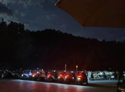 少年深夜“炸街”，逗留景点嬉闹扰民…村委：目前暂安装道闸拦截车辆