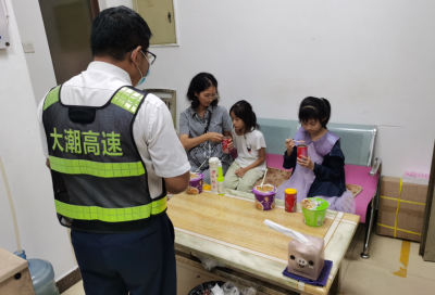 母女三人乘网约车回福建老家，不料途中发生事故被滞留高速收费站外，多亏了他…