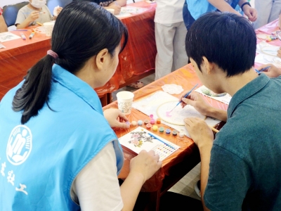 友邻互动促心康！梅江区开展团扇DIY活动，为他们送来“夏日清凉”...