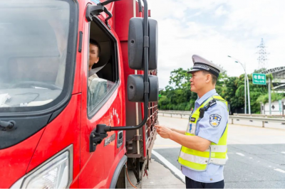 梅州交警严查货车“三超一疲劳”  消除事故隐患保障安全畅通