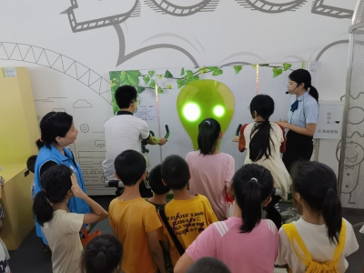 梅江区城北镇社工站开展“走进科技馆 畅游科普行”暑期研学活动