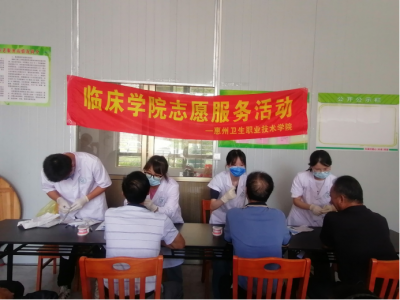 惠州大学生来到五华镇河东镇这个村，给村民进行口腔义诊！