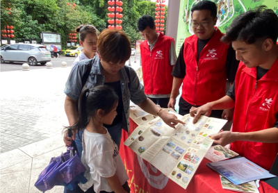 梅江区开展暑期文明旅游志愿服务活动，引导游客守秩序爱护环境