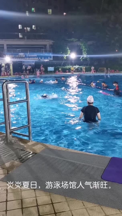 夏季游泳场馆成消暑纳凉好去处