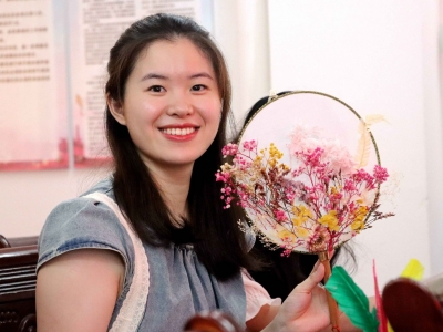 团圆美满！今日，梅江区江南社区在团扇画里“话”七夕