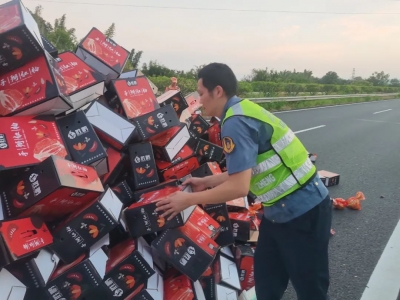 货车侧翻，柚果散落一地...他们紧急出动！