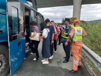 大巴在高速公路抛锚，31名乘客滞留路面...台风天，真险！