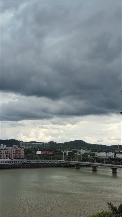 狂风吼叫乌云压城